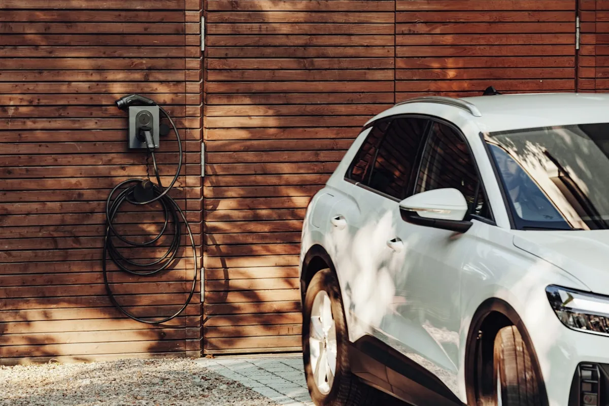Borne de recharge pour véhicule électrique installée sur une façade de maison