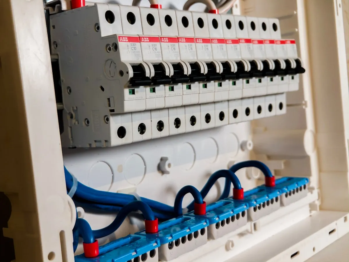 Rangée de disjoncteurs neufs sur un tableau électrique moderne