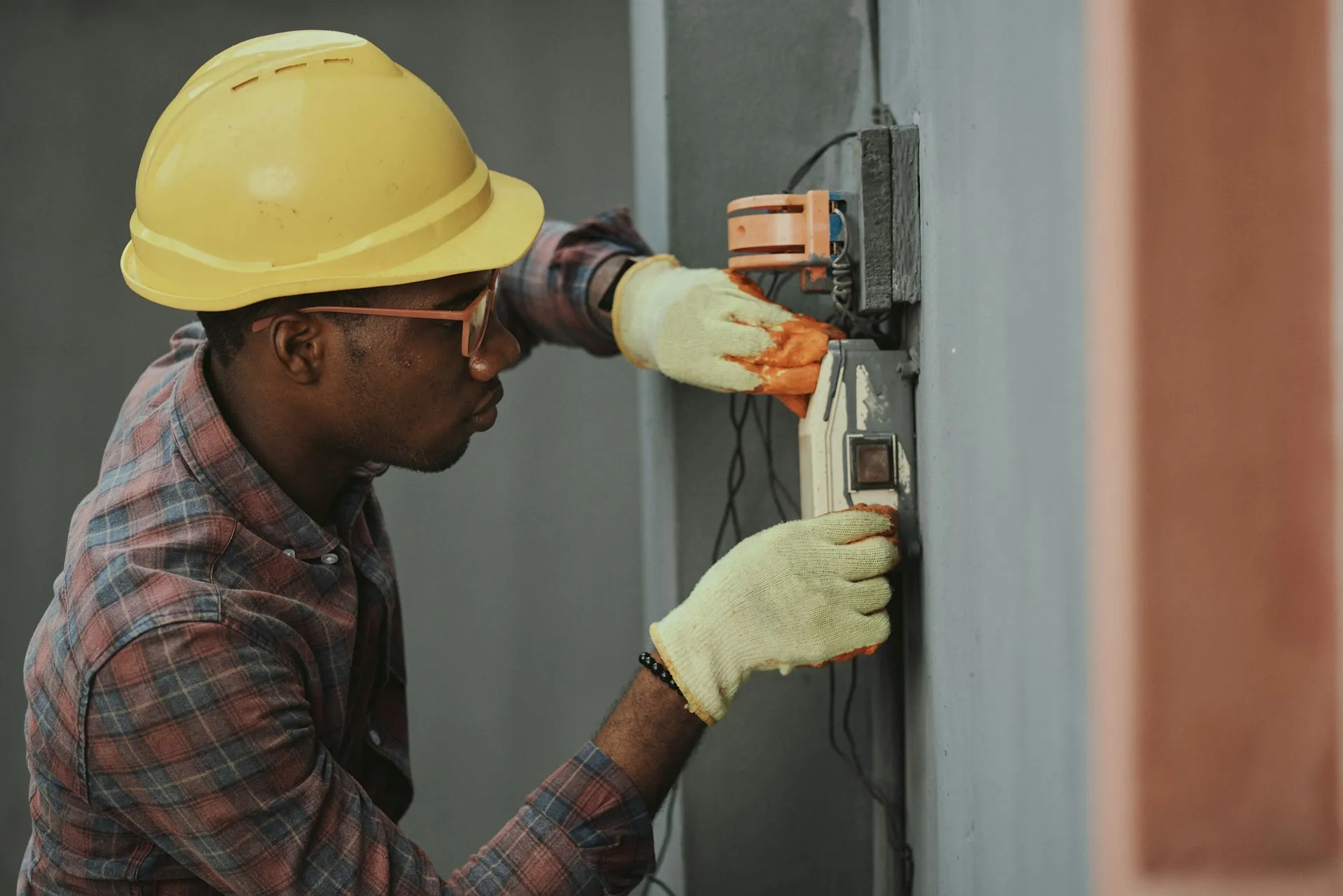 Électricien Zappy en casque de sécurité intervenant sur un boîtier électrique