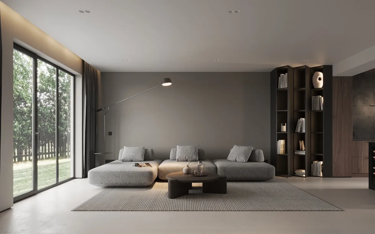 Salon rénové avec éclairage LED encastré et lampadaire design