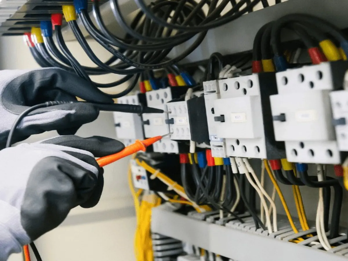 Contrôle d'un tableau électrique au multimètre après rénovation